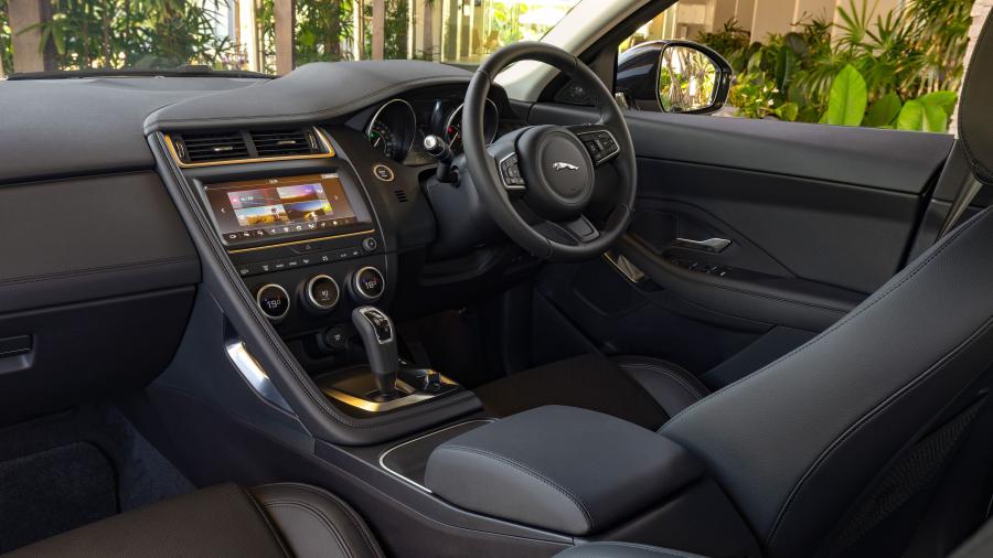 Интерьер Jaguar E-Pace D150 AWD 2018 года  (AU) (фото 11 из 16)